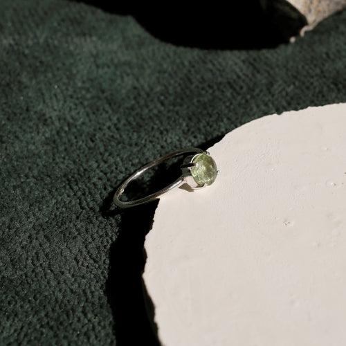 Round Light Peridot Minimal Ring